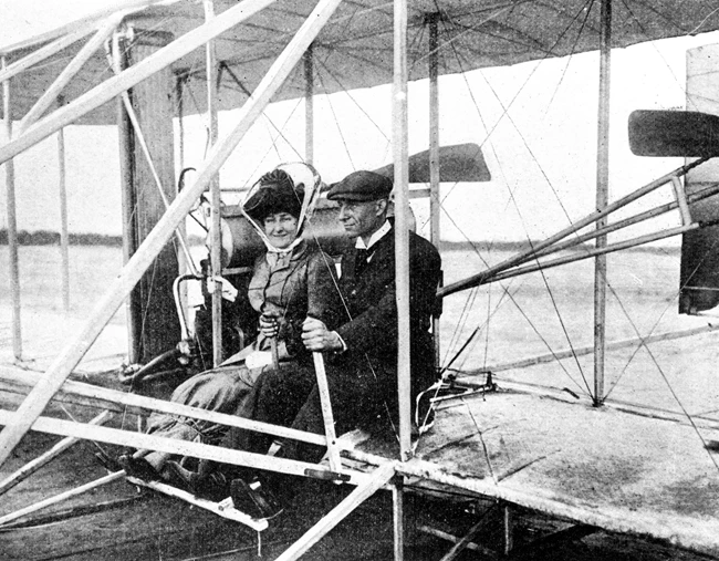 10 midi φούστες που θα σας κάνουν να σκεφτείτε out of the box στο ντύσιμό σας