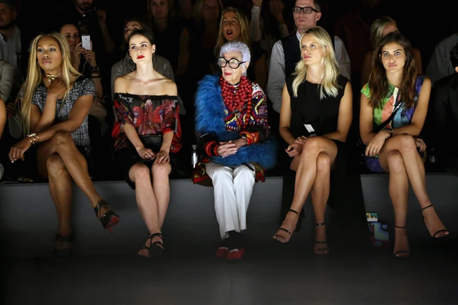 Iris Apfel | 102 χρόνια διαχρονικού και πολύχρωμου στιλ