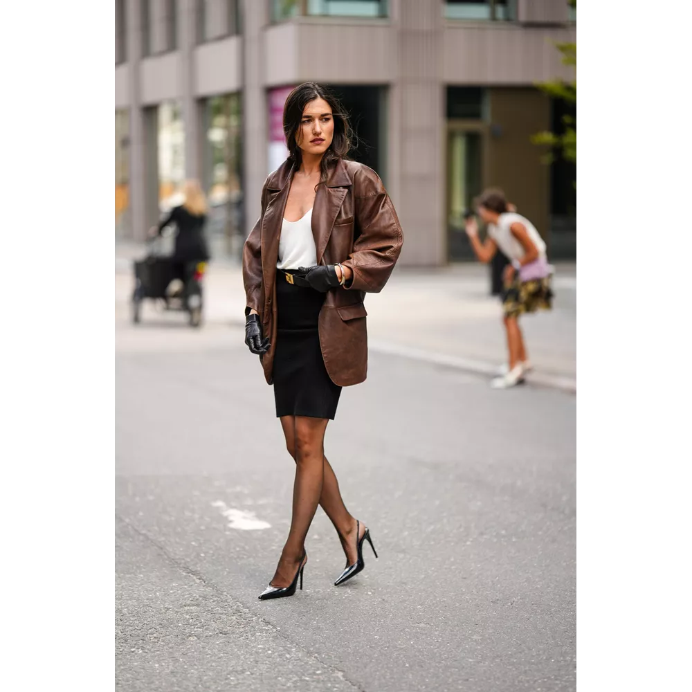 Με δερμάτινο blazer & ψηλοτάκουνες γόβες