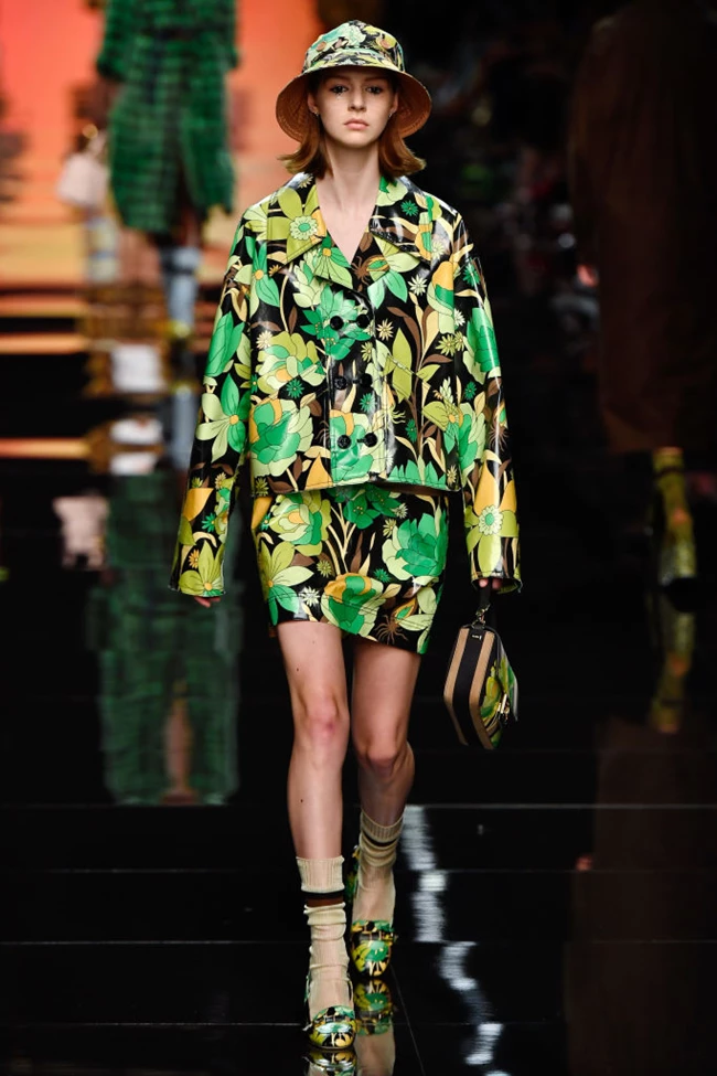 15 φορές που οι celebrities απέδειξαν πως το bucket hat είναι ένα stylish αξεσουάρ