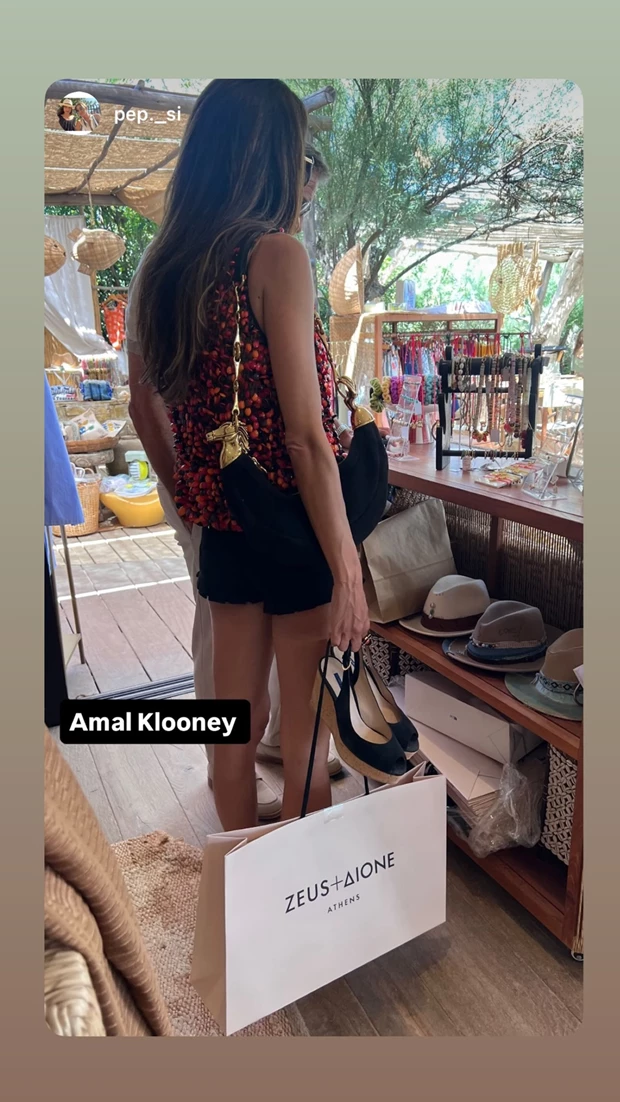H Amal Clooney για shopping στο Saint-Tropez σε corner ελληνικού brand