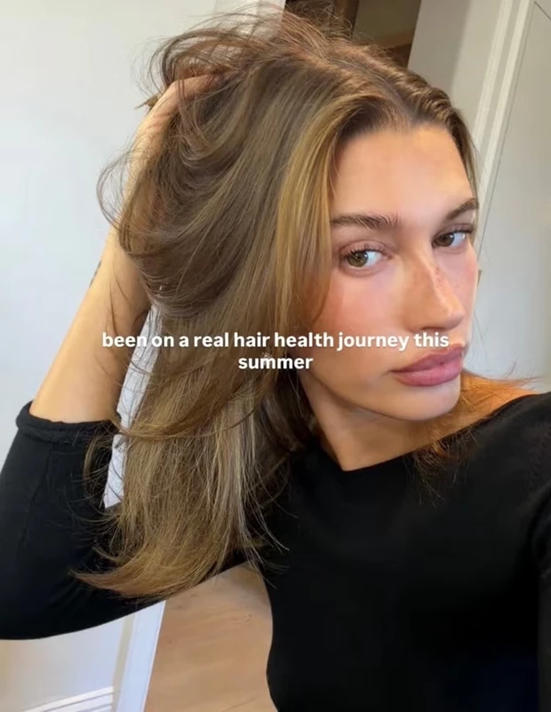 Η Hailey Bieber βρίσκεται σε ένα "ταξίδι υγείας για τα μαλλιά της". Τρεις τρόποι για να αποκτήσετε τα καλύτερα μαλλιά της ζωής σας, σύμφωνα με τους ειδικούς