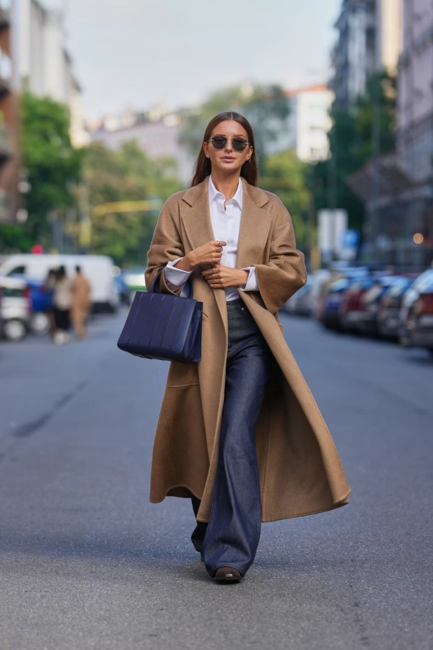 Γυναικείο outfit με καφέ μπότες και τζιν για casual στιλ