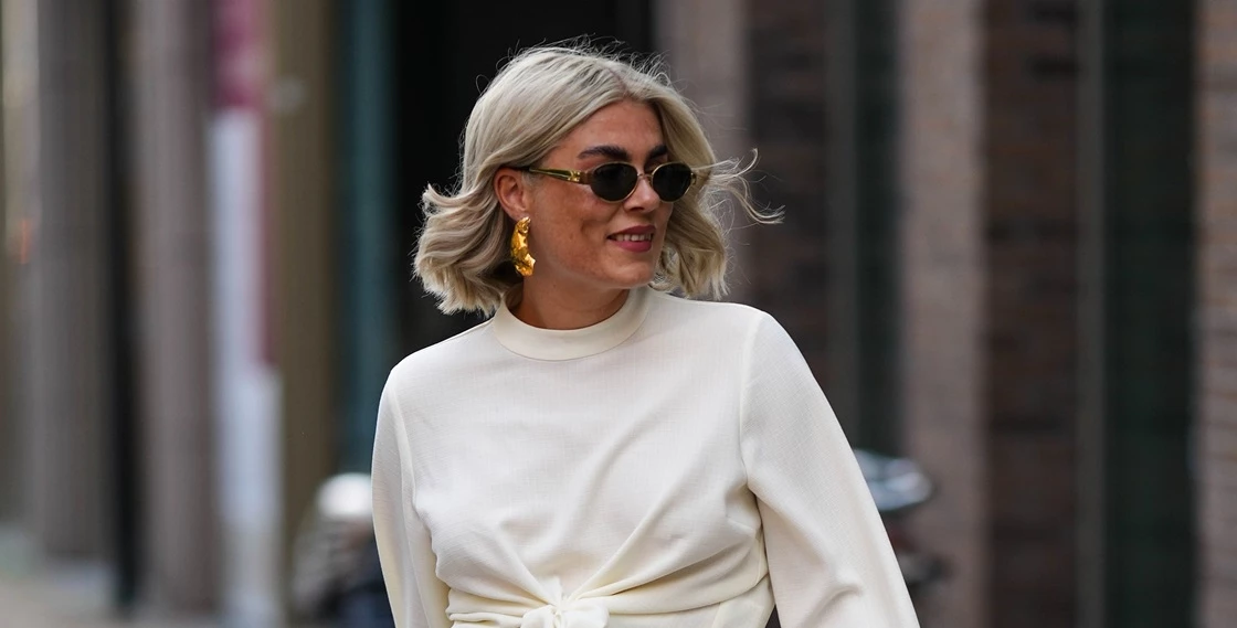 Πώς να ανανεώσετε τα γκρίζα μαλλιά σας με μπαλαγιάζ