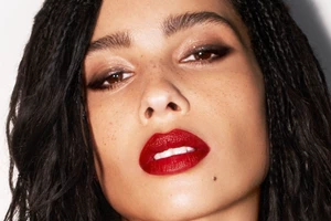 Ο οίκος YSL μόλις λάνσαρε μια δεύτερη συλλογή κραγιόν σε συνεργασία με την Zoë Kravitz