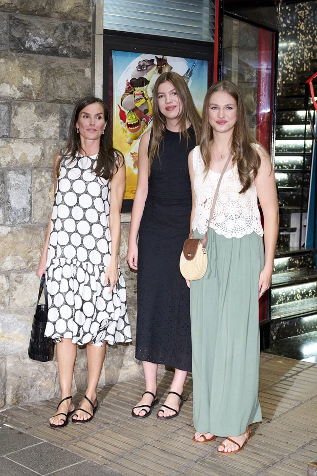 Οικογενειακή έξοδος στο σινεμά | Η Letizia, η Leonor και η Infanta Sofia περνούν ένα ήσυχο απόγευμα στη Μαγιόρκα