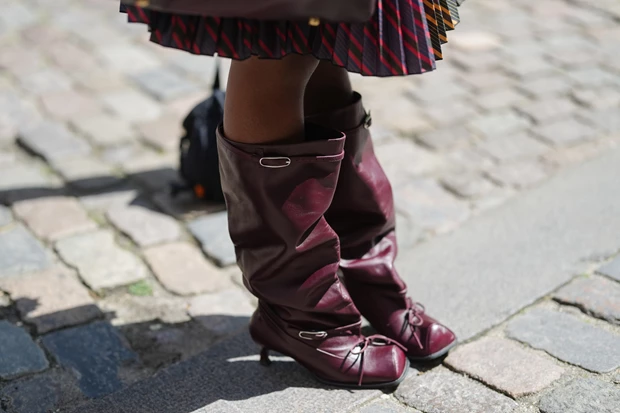 μπότες σε μπορντό