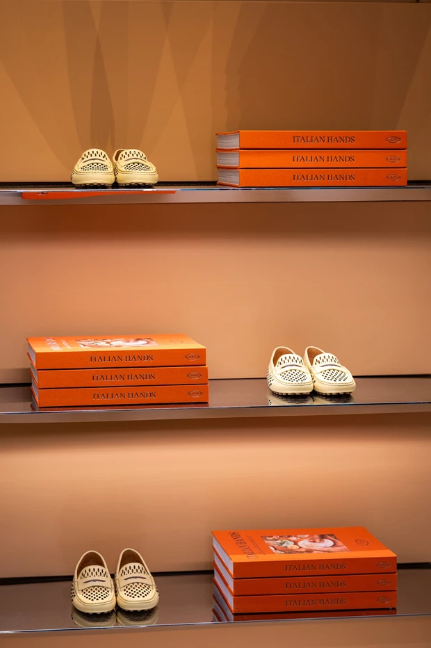 Η Tod’s γιορτάζει την ιταλική δεξιοτεχνία πίσω από το εμβληματικό Gommino με ένα πολυτελές βιβλίο
