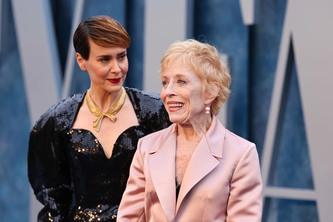 H Sarah Paulson εντυπωσίασε και πάλι μ' ένα υπέροχο μπλε μακρυμάνικο φόρεμα