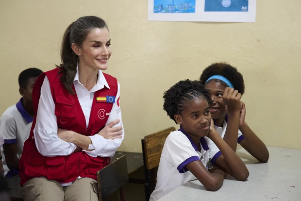 Μαύρα ρούχα, φιάλες αίματος και must ποτά | Τα αυστηρά μέτρα που πρέπει να ακολουθεί το βασιλικό ζευγάρι της Ισπανίας σε ταξίδια