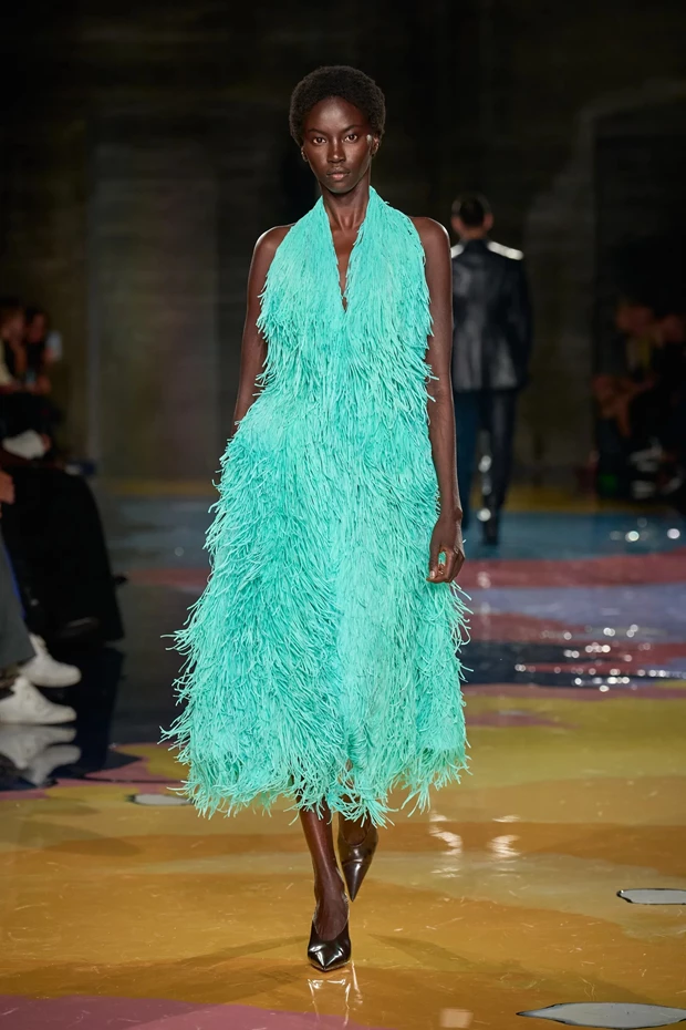 POV | Γιατί η τάση της άνοιξης που επαναφέρει τα κρόσσια μοιάζει καταδικασμένη να αποτύχει (ξανά)