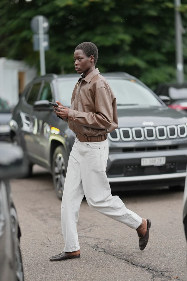 Γυναίκα σε street style με δερμάτινο τζάκετ, τζιν και backless loafer τάση άνοιξη 2026