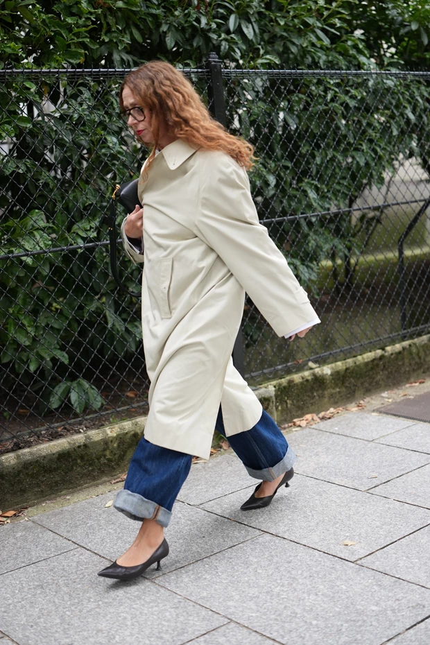 Γυναικείο street style με μπεζ καμπαρντίνα, cropped τζιν και μαύρες γόβες kitten heels