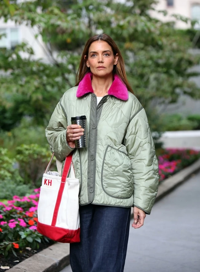 Katie Holmes | To τρικ με το ρουζ που ακολουθεί "κρύβει" χρόνια από το πρόσωπο