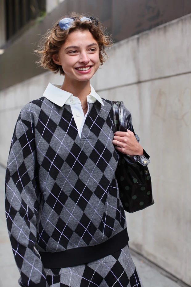 Τα πουλόβερ - τάση του χειμώνα έχουν αυτό το διαχρονικό μοτίβο