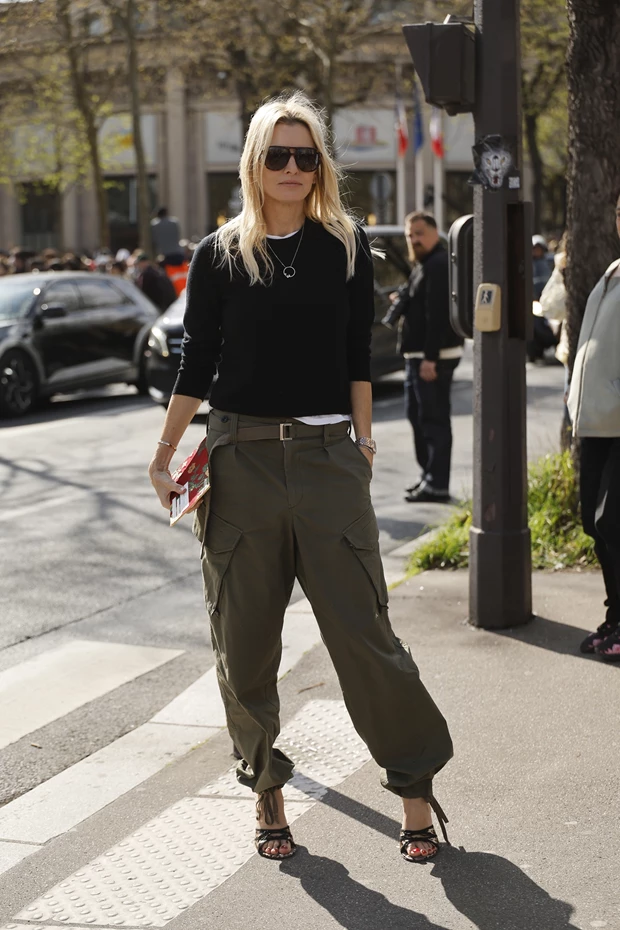 Street style στο Παρίσι με cargo παντελόνι και μαύρο πλεκτό κατά τη διάρκεια της Paris Fashion Week