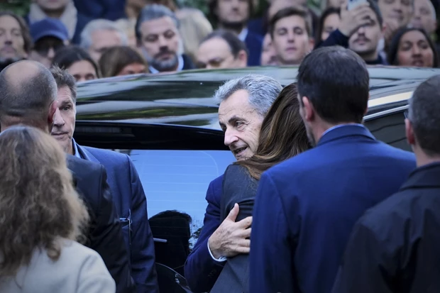 O Nicolas Sarkozy στη φυλακή | Tα δάκρυα της Carla Bruni και ο αποχαιρετισμός των παιδιών του