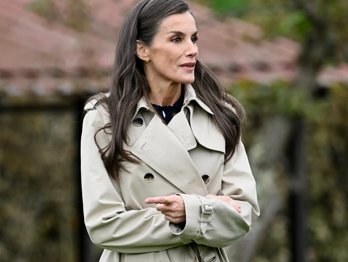 Βασίλισσα Letizia | Η εμφάνιση με την κλασική καμπαρντίνα που λατρεύουν οι fashionistas
