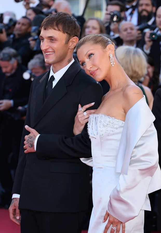 H Bella Hadid με τον αδελφό της Anwar σε τρυφερή στιγμή στο κόκκινο χαλί
