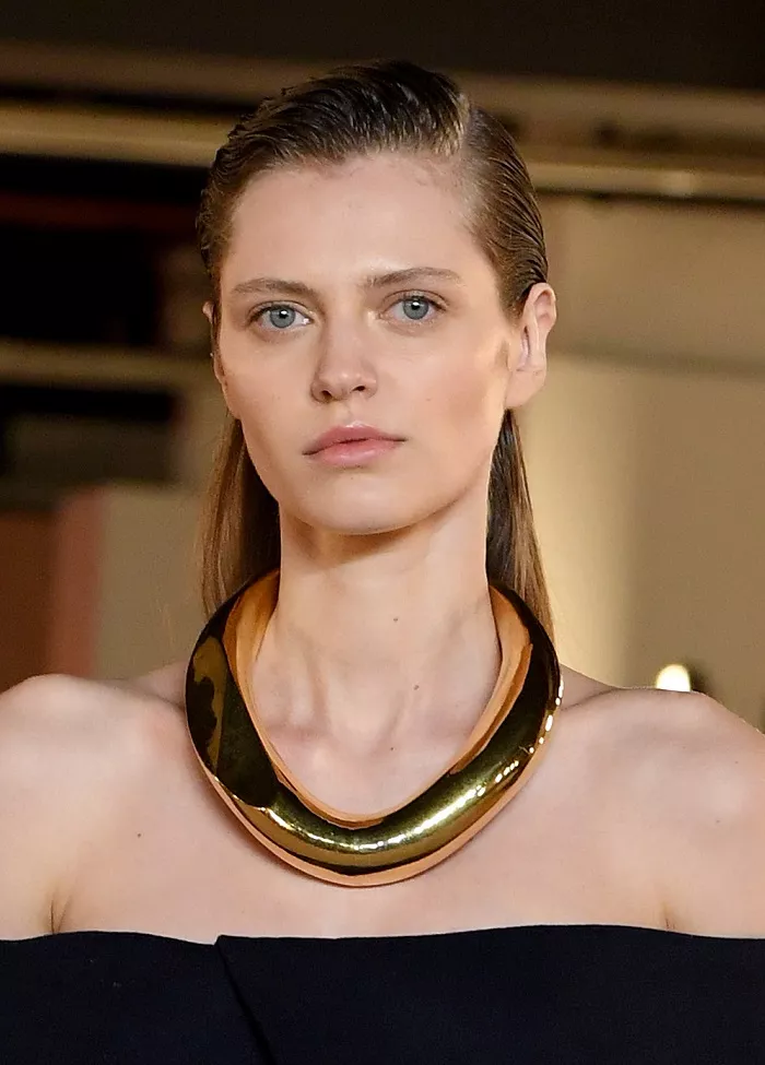 Balmain: Sleek ίσια μαλλιά και φρέσκα πρόσωπα