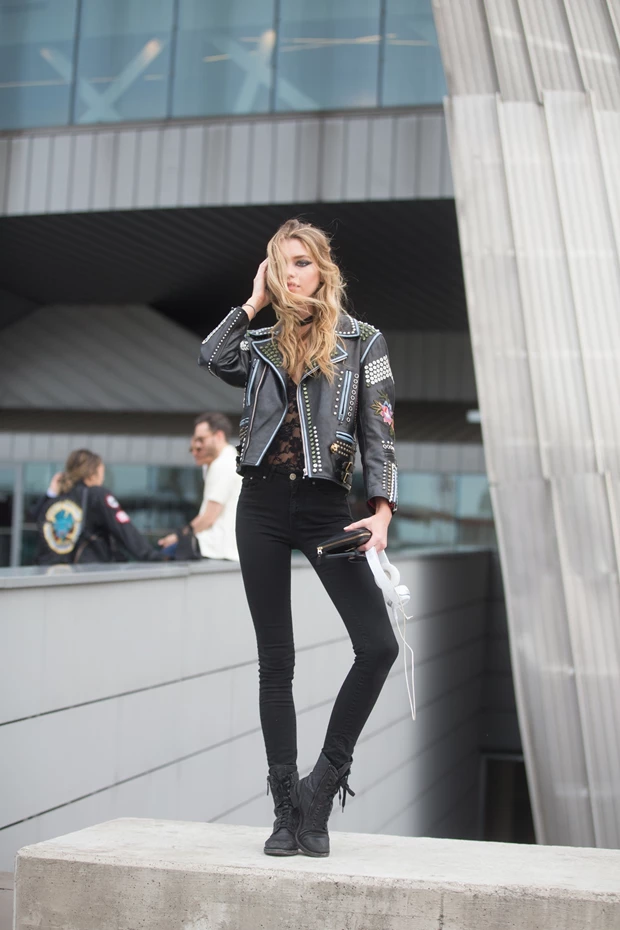 2016 Τάσεις μόδας: Το μοντέλο Stella Maxwell με skinny jeans και biker jacket στο show του Versace στο Μιλανο.