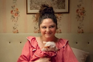 Ερωτευμένη με ελληνικής καταγωγής σκηνοθέτη, η Emily Ratajkowski