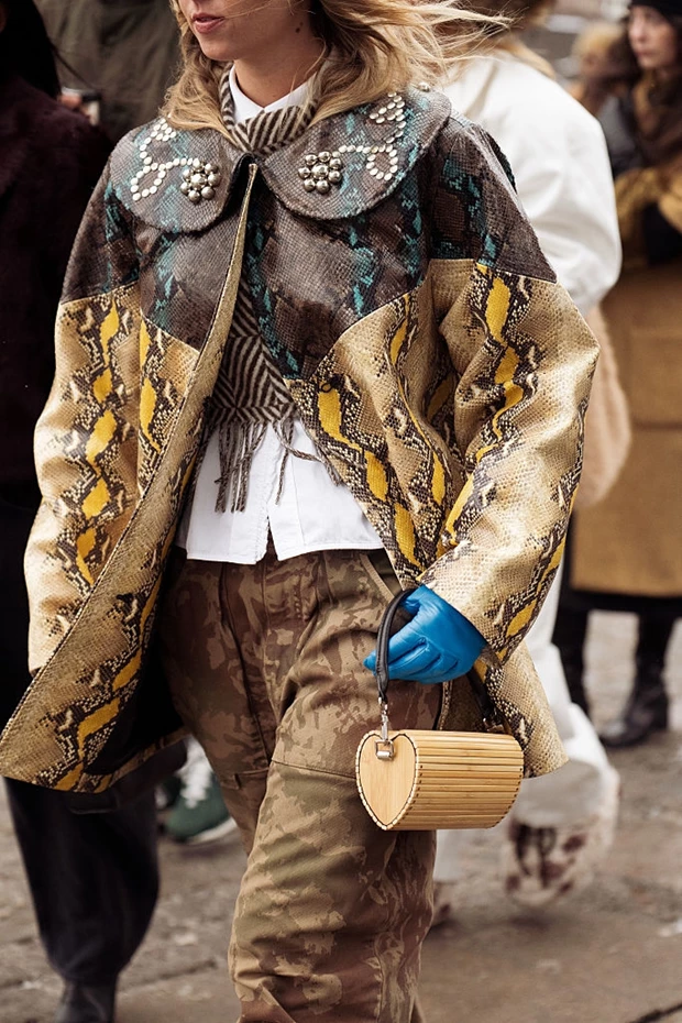 Street style Κοπεγχάγη: statement παλτό με μοτίβο, cargo παντελόνι και ιδιαίτερη τσάντα