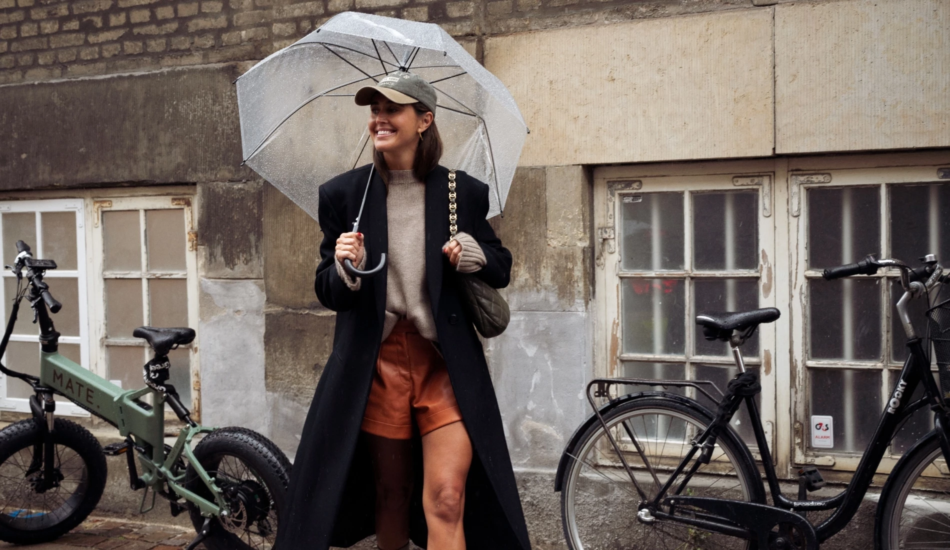 Η stylish ζακέτα που θα σας κρατήσει ζεστή ακόμη και στους -10 βαθμούς Κελσίου