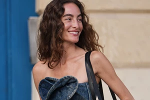 Sunkissed hair | Η πιο έξυπνη και ανέξοδη τεχνική για φυσικές, ξανθές ανταύγειες με τη δύναμη του ήλιου