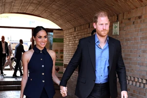 Ο πρίγκιπας Harry πιο αποκαλυπτικός από ποτέ | Η στιγμή που τον "λύγισε" στην κηδεία της μητέρας του