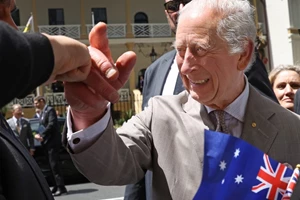 Ο Βασιλιάς Κάρολος στην Αυστραλία | Η λεπτομέρεια που προκαλεί ανησυχία για την κατάσταση της υγείας του