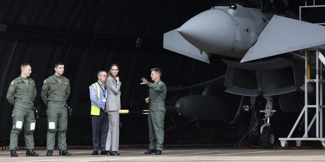 Η Kate Middleton εμφανίστηκε με ένα γκρι κοστούμι για τον νέο της βασιλικό ρόλο