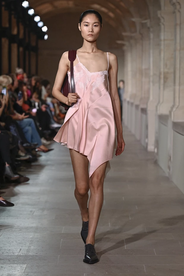 Συλλογή Victoria Beckham Άνοιξη - Καλοκαίρι 2026 ροζ φόρεμα