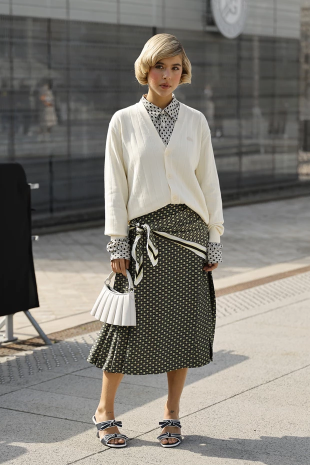 Λευκή μίνι τσάντα με cardigan και printed φούστα, κομψό street style άνοιξη 2026