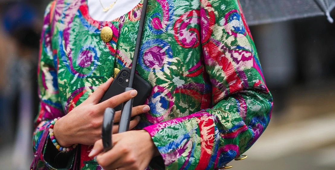 Η Emily Ratajkowski υιοθέτησε δύο από τις μεγαλύτερες τάσεις στα νύχια αυτή την στιγμή