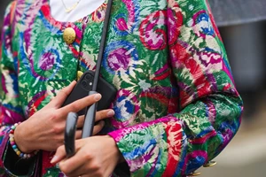 Η Emily Ratajkowski υιοθέτησε δύο από τις μεγαλύτερες τάσεις στα νύχια αυτή την στιγμή