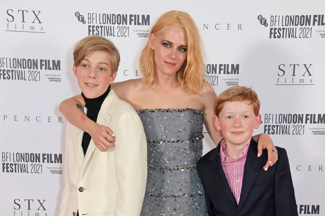 H Kristen Stewart ποζάρει με τους νεαρούς ηθοποιούς που υποδύονται τον William και τον Harry στο Spencer