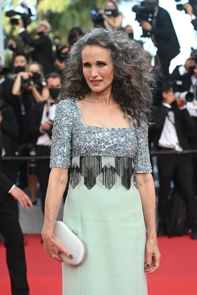 7 τρόποι να μετατρέψετε τα γκρίζα μαλλιά σας στο απόλυτο beauty statement