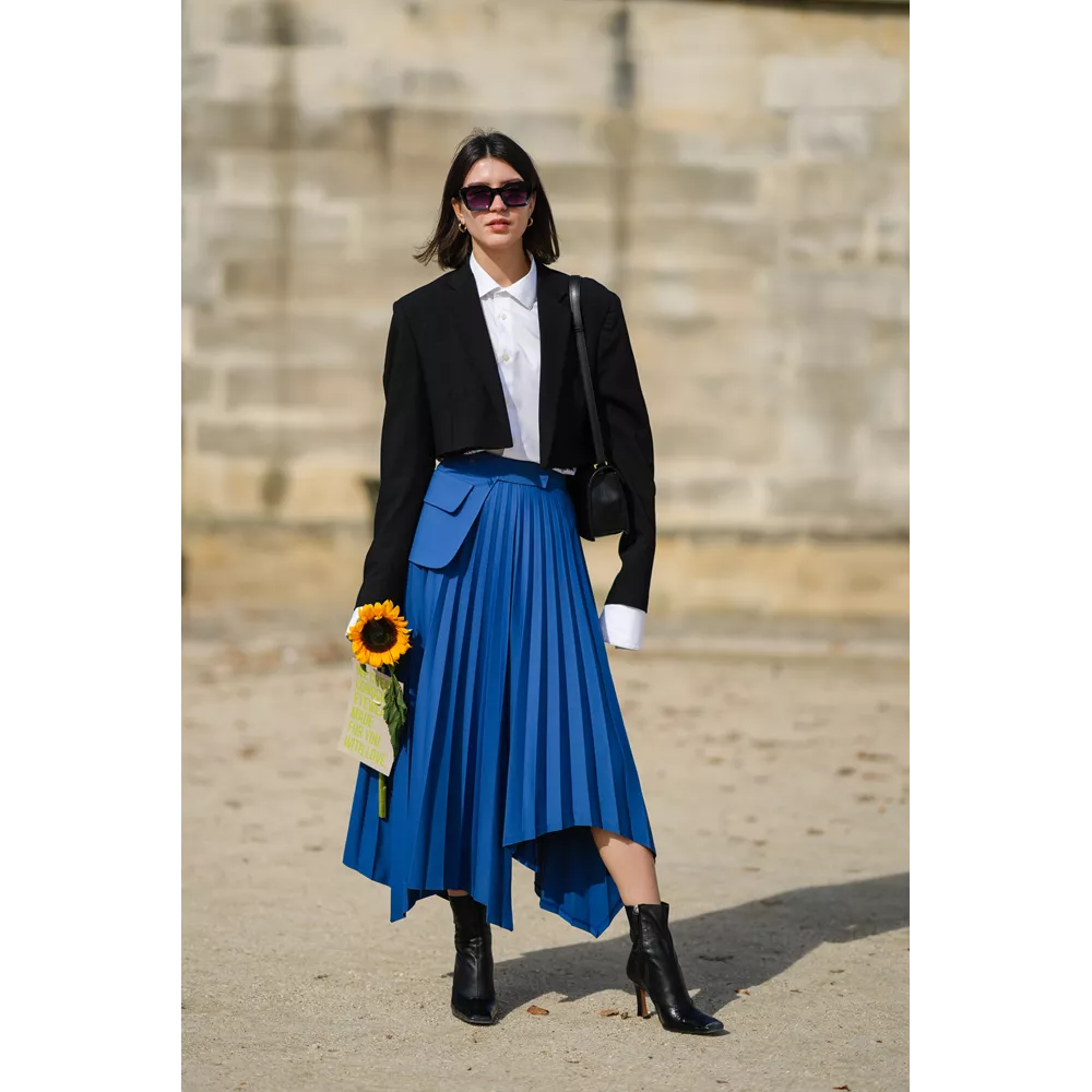 Με cropped σακάκι