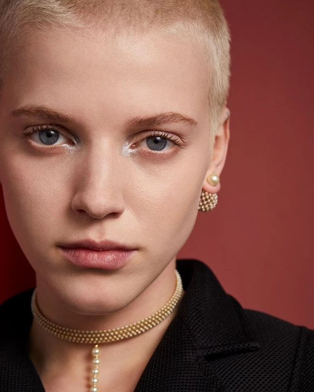 Dior FW22-23 | Το έξυπνο makeup trick που μπορείτε να υιοθετήσετε στην καθημερινότητά σας