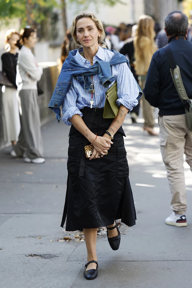 STREET LOOK με μαύρη φούστα σε Α γραμμή, ριγέ πουκάμισο και πουλόβερ ριγμένο στους ώμους