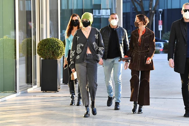 6 ζακέτες για να τις φορέσετε όπως η Gigi Hadid στο Μιλάνο