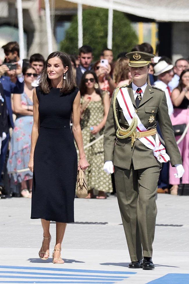 Πριγκίπισσα Leonor | Νέα εμφάνιση με στρατιωτική στολή δίπλα στους γονείς της
