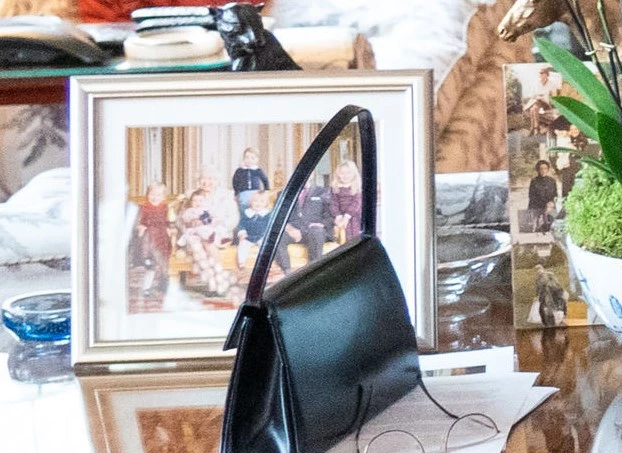 Βασίλισσα Ελισάβετ | Η αδημοσίευτη φωτογραφία του πρίγκιπα George και της Charlotte που έδειξε σε πρόσφατη συνάντησή της στο Windsor