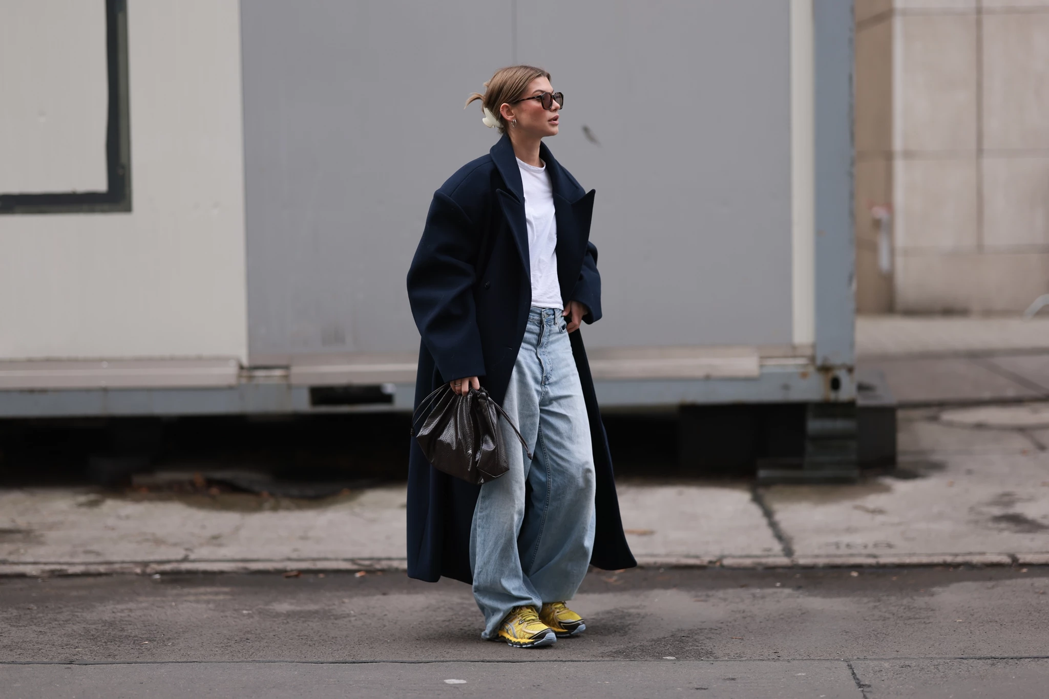 Τα looks που μπορείτε να δημιουργήσετε την άνοιξη μ' ένα ζευγάρι sneakers