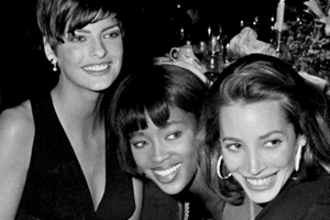 Η στολή hazmat της Naomi Campbell βρίσκει τον δρόμο της σε ένα Μουσείο μόδας