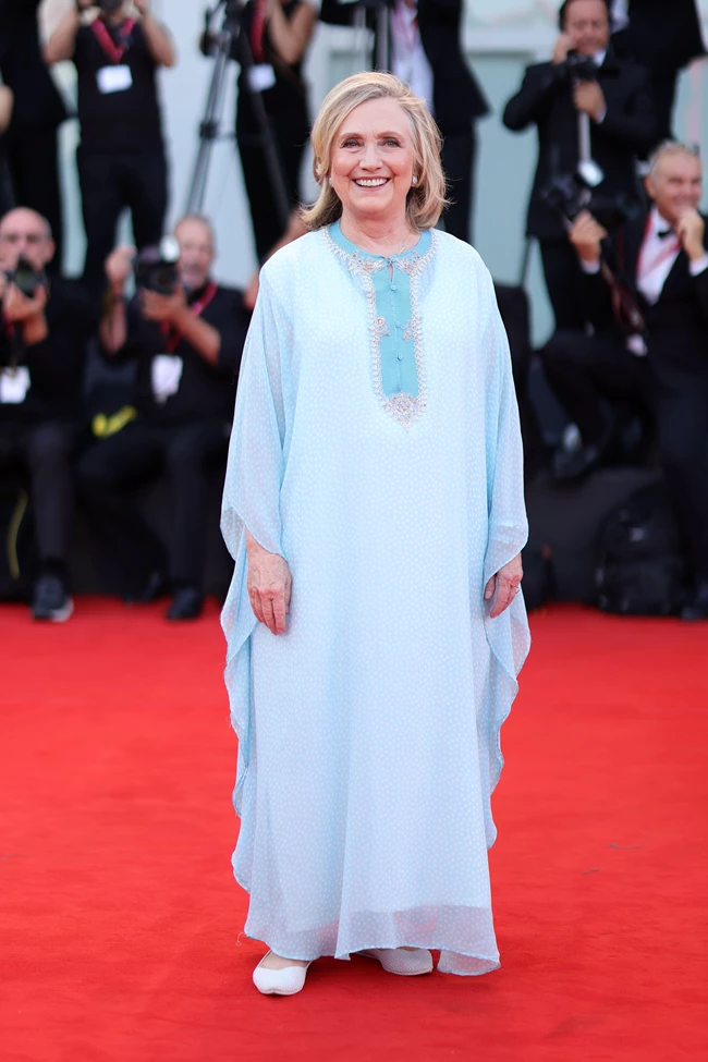 Hillary Clinton | Η σπάνια εμφάνισή της στο κόκκινο χαλί με φλατ παπούτσια
