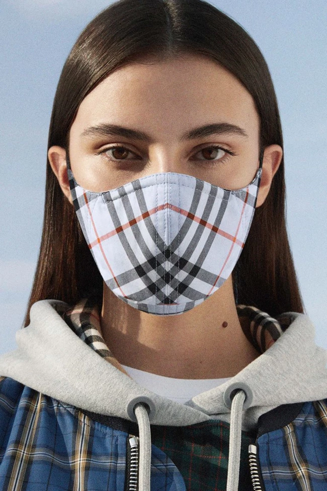 Burberry | Κυκλοφόρησε συλλογή από μάσκες προστασίας