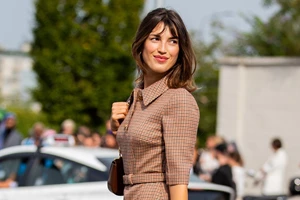 Αυτό είναι το χρώμα ρουζ που κάθε γυναίκα πρέπει να έχει στο νεσεσέρ της το καλοκαίρι