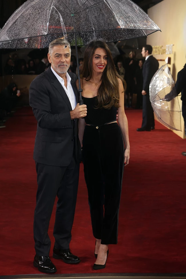 Amal Clooney | Η τρυφερή κίνηση του συζύγου της στο κόκκινο χαλί